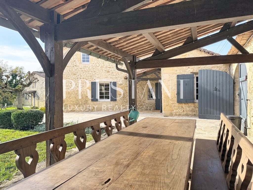 Maison – 7 pièces – 4 chambres – 280 m²