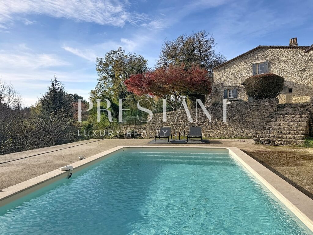 Maison – 7 pièces – 4 chambres – 280 m²