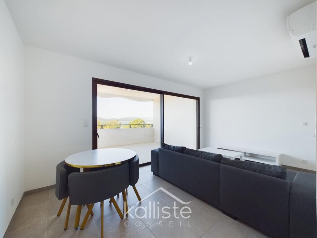 Pietrosella – Superbe T2 face à la mer avec terrasse et garage, proche Porticcio – 2 pièces – 1 chambre – 42 m²
