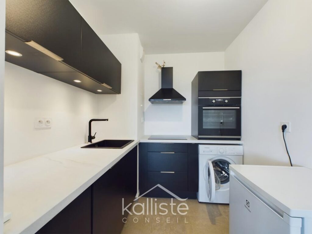 Pietrosella – Superbe T2 face à la mer avec terrasse et garage, proche Porticcio – 2 pièces – 1 chambre – 42 m²