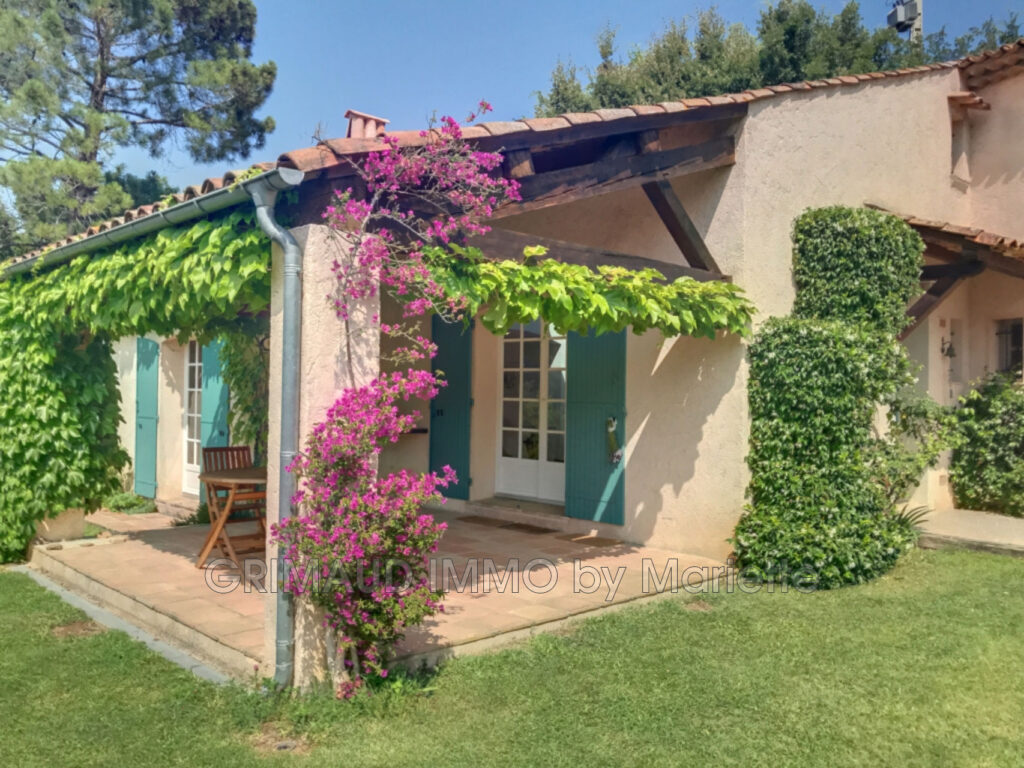 Havre de Paix avec Vue sur le Village  Villa avec Jardin et D – 6 pièces – 3 chambres – 225.00 m²