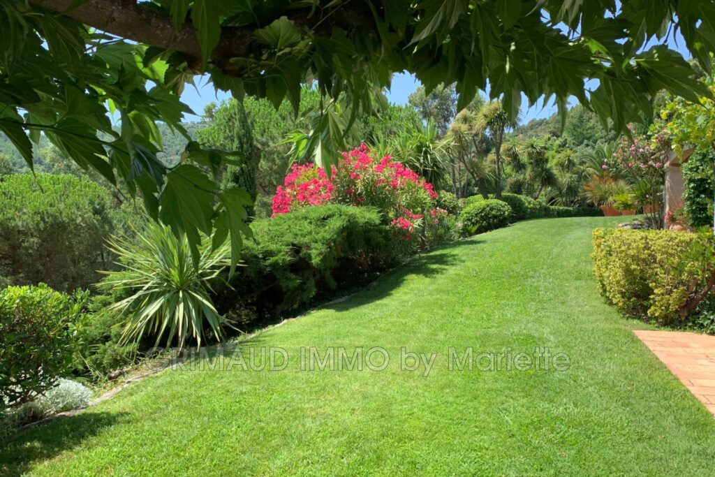 proprieté avec vue mer, grand terrain, au calme – 6 pièces – 5 chambres – 245.00 m²