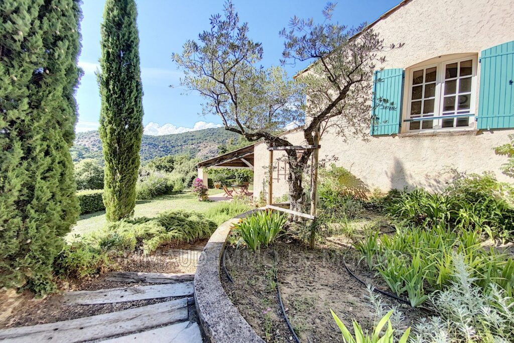 Havre de Paix avec Vue sur le Village  Villa avec Jardin et D – 6 pièces – 3 chambres – 225.00 m²