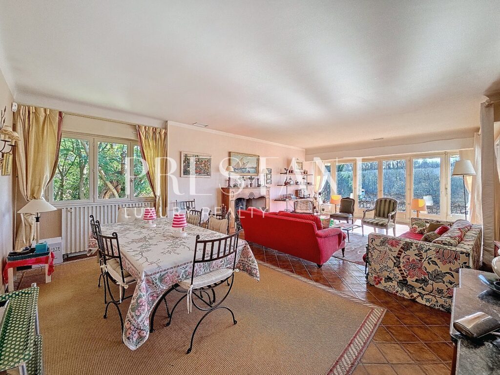 Maison – 7 pièces – 5 chambres – 216 m²