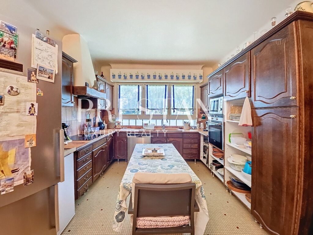 Maison – 7 pièces – 5 chambres – 216 m²