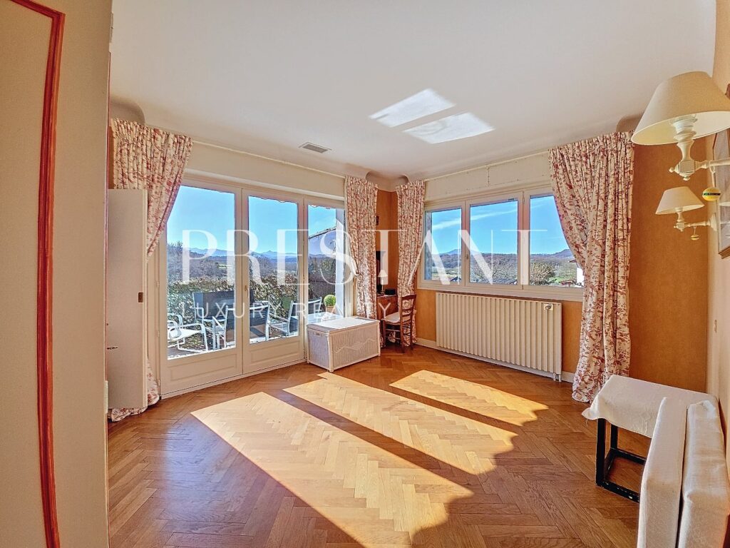 Maison – 7 pièces – 5 chambres – 216 m²