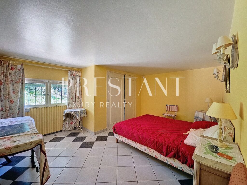 Maison – 7 pièces – 5 chambres – 216 m²