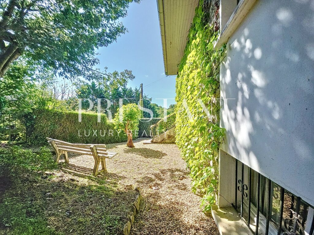 Maison – 7 pièces – 5 chambres – 216 m²