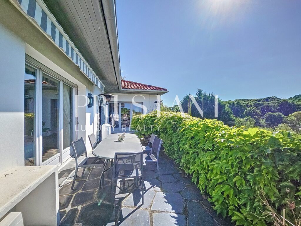 Maison – 7 pièces – 5 chambres – 216 m²