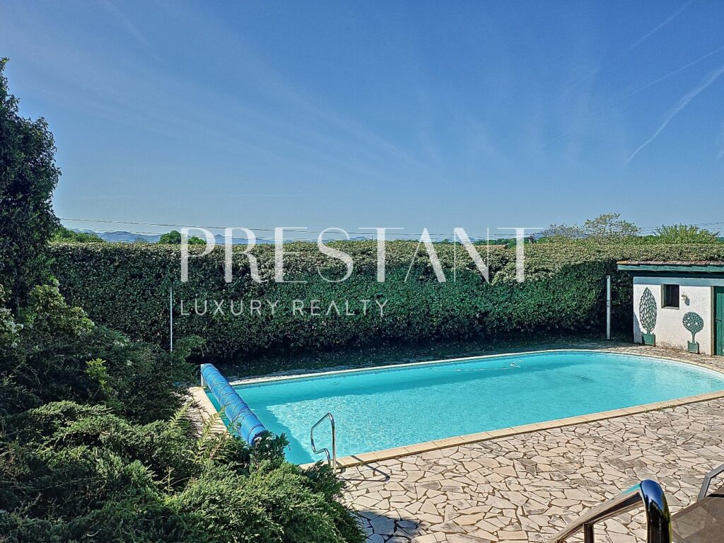 Maison – 7 pièces – 5 chambres – 216 m²