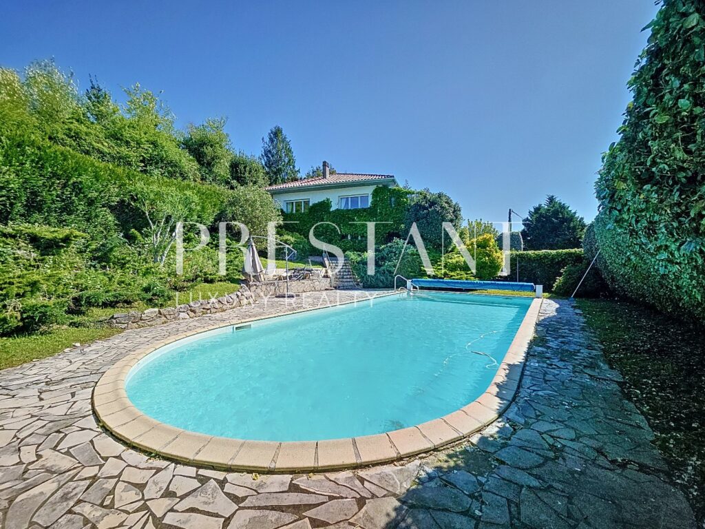 Maison – 7 pièces – 5 chambres – 216 m²