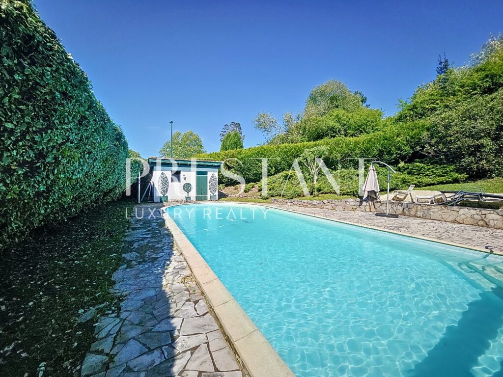 Maison – 7 pièces – 5 chambres – 216 m²