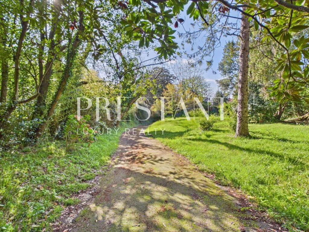 Maison – 12 pièces – 6 chambres – NR  – 266 m²