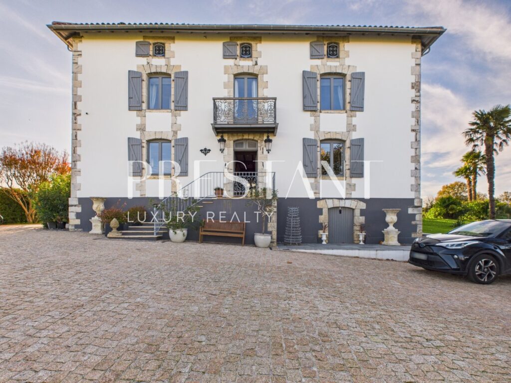 Maison – 11 pièces – 6 chambres – 403 m²