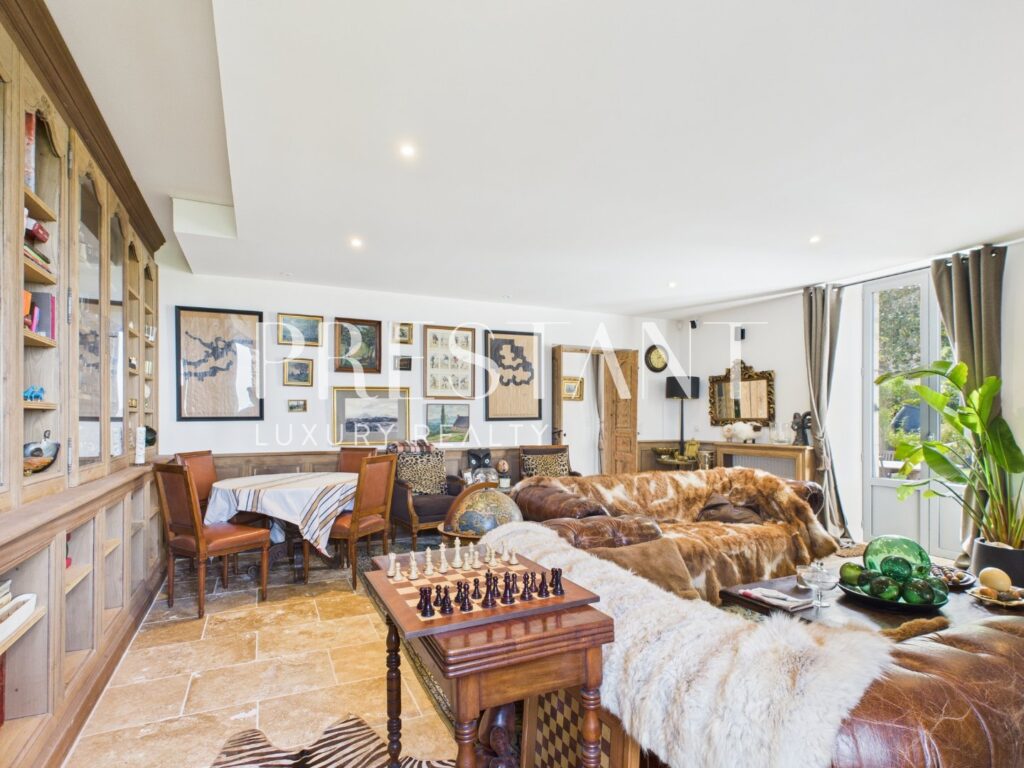 Maison – 11 pièces – 6 chambres – 403 m²