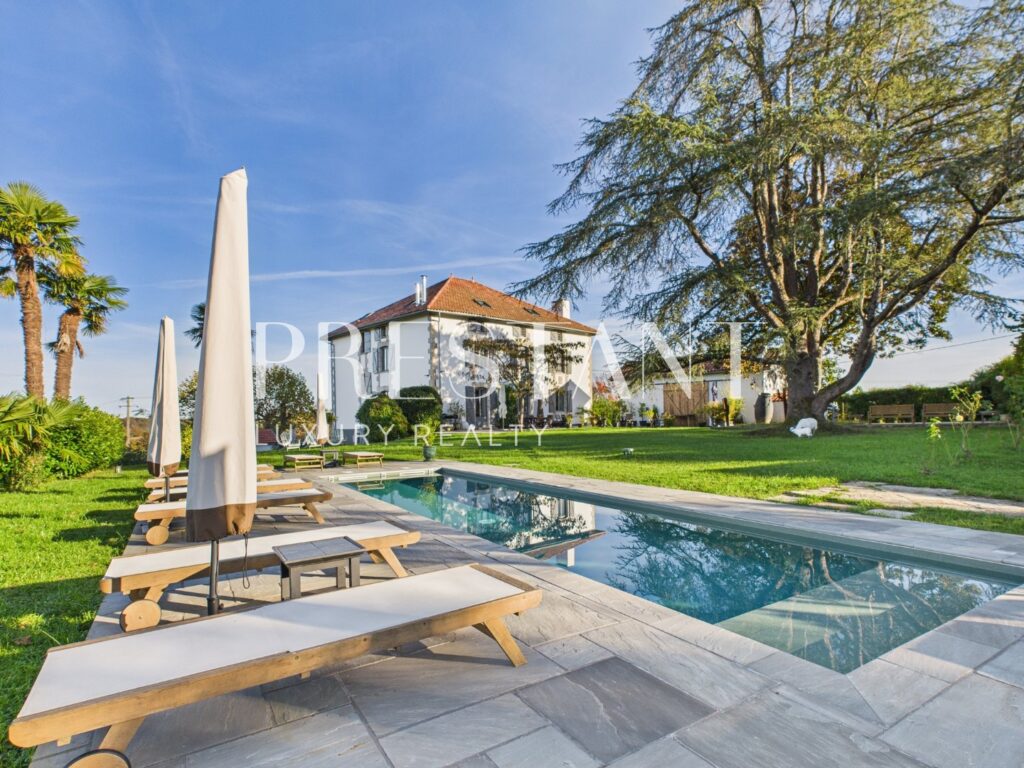 Maison – 11 pièces – 6 chambres – 403 m²