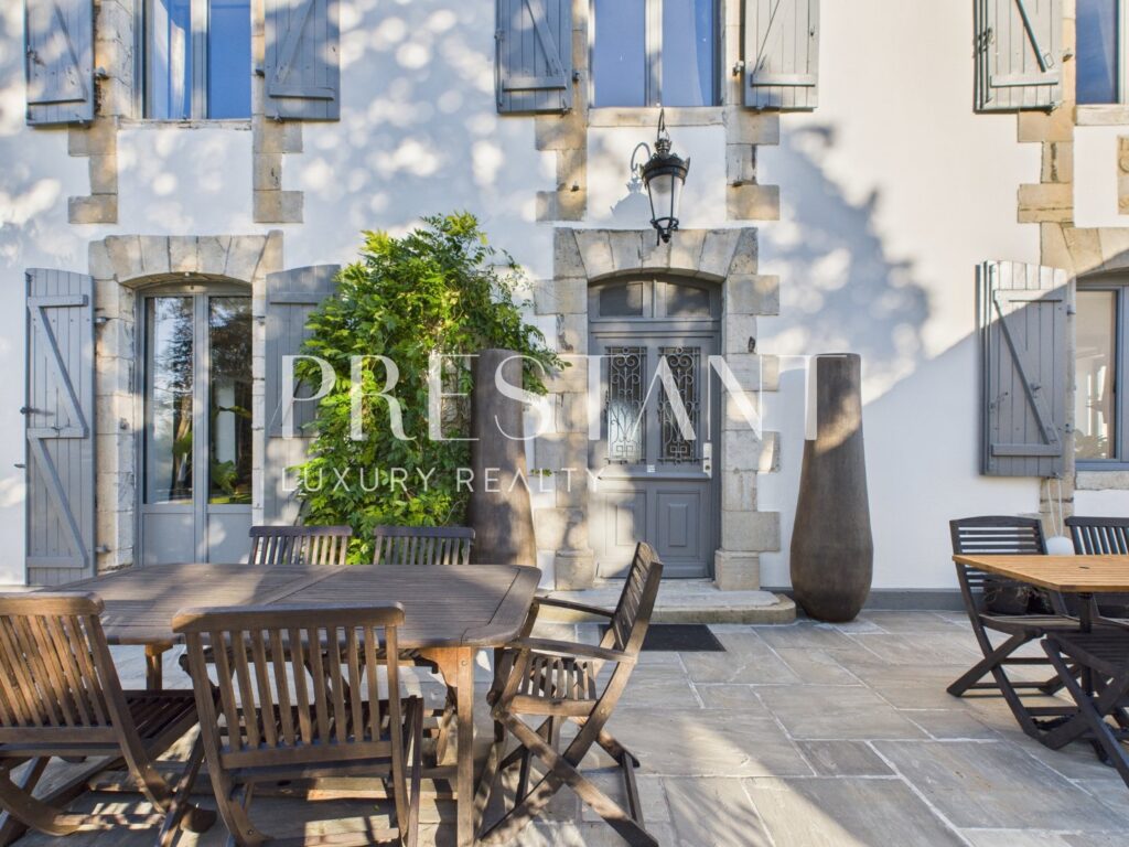 Maison – 11 pièces – 6 chambres – 403 m²