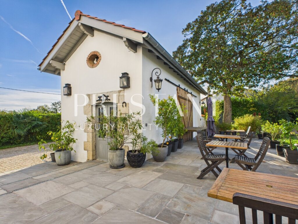 Maison – 11 pièces – 6 chambres – 403 m²