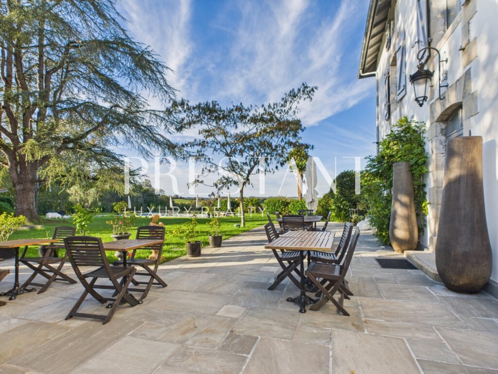 Maison – 11 pièces – 6 chambres – 403 m²