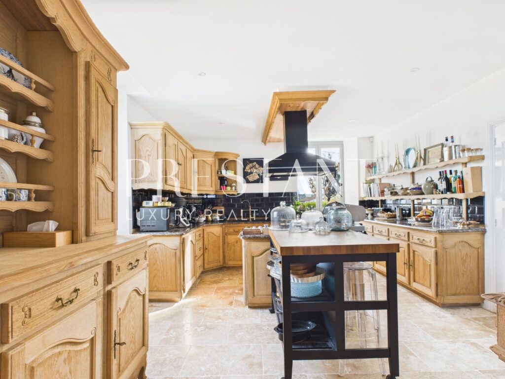 Maison – 11 pièces – 6 chambres – 403 m²