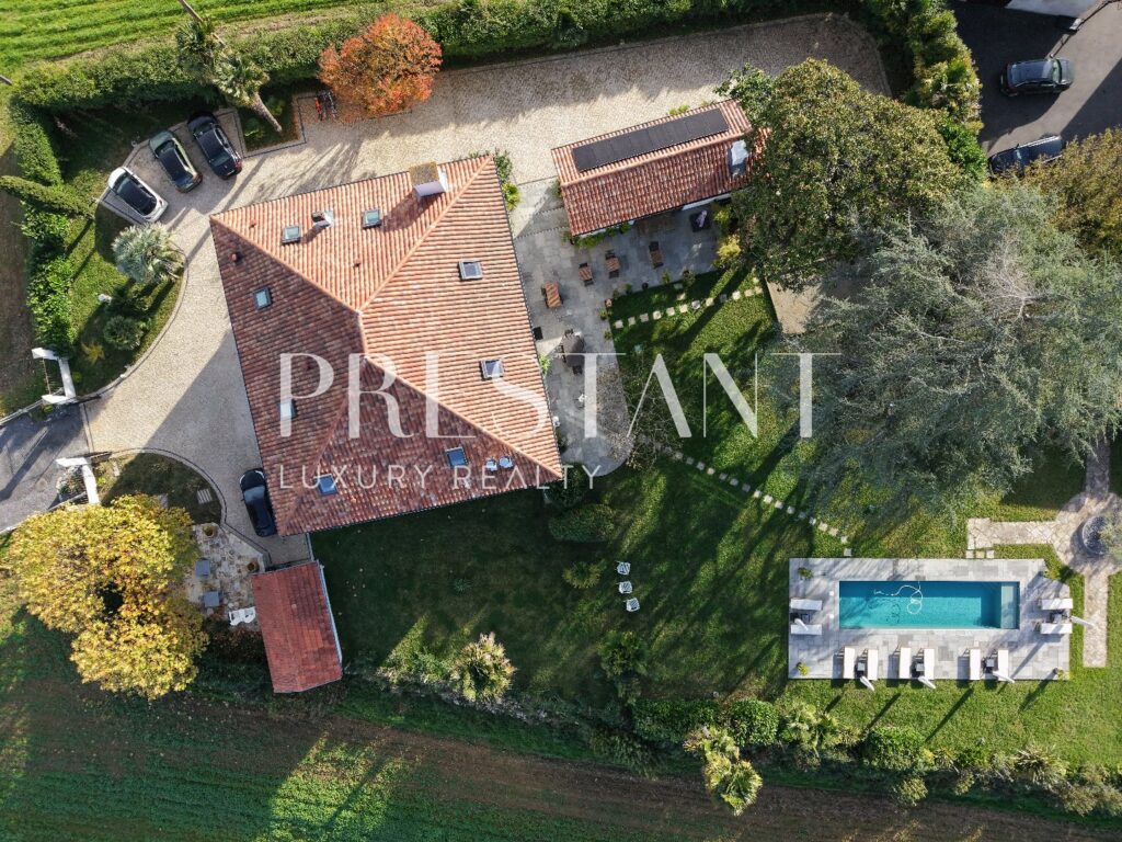 Maison – 11 pièces – 6 chambres – 403 m²