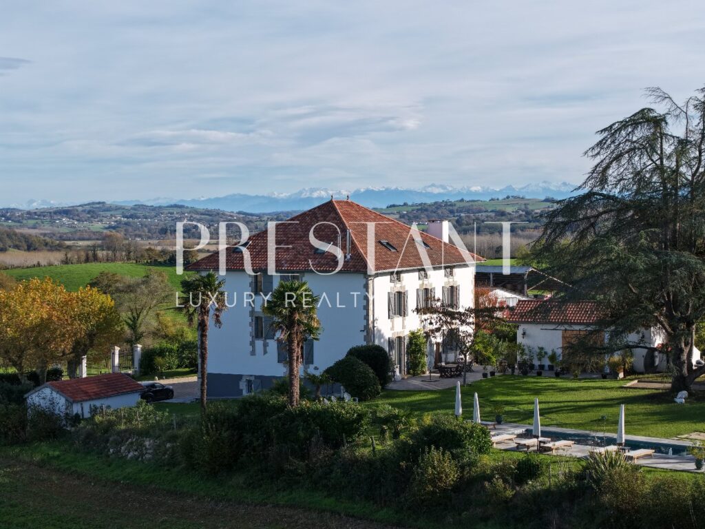 Maison – 11 pièces – 6 chambres – 403 m²