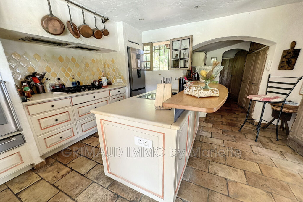 proprieté avec vue mer, grand terrain, au calme – 6 pièces – 5 chambres – 245.00 m²