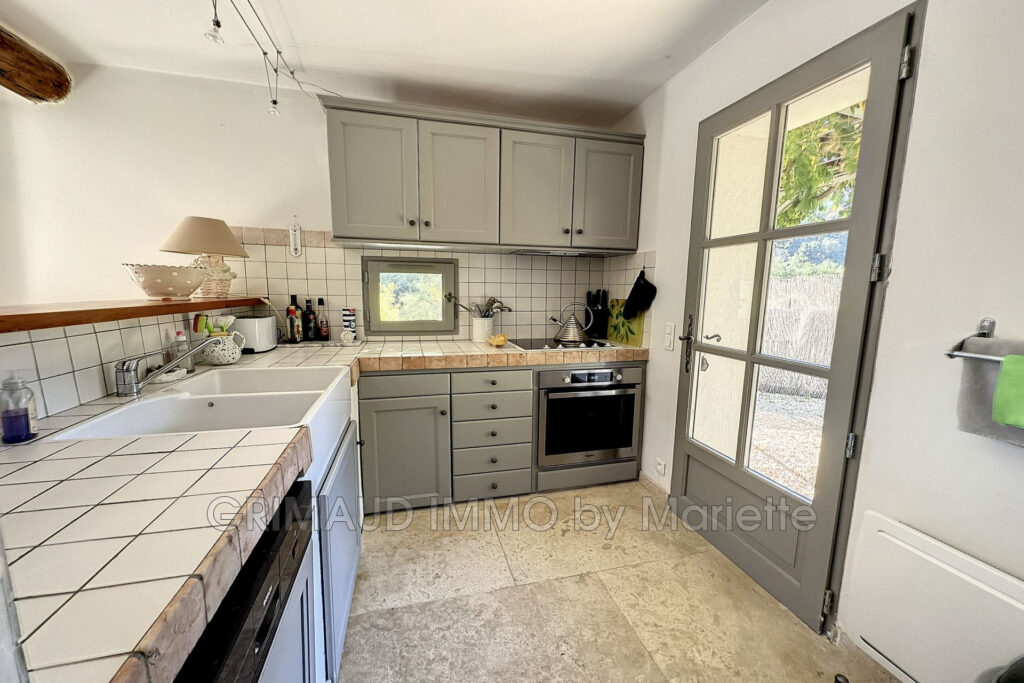 Charmante maison avec piscine et studio, vue dégagée en campag – 5 pièces – 3 chambres – 132.00 m²