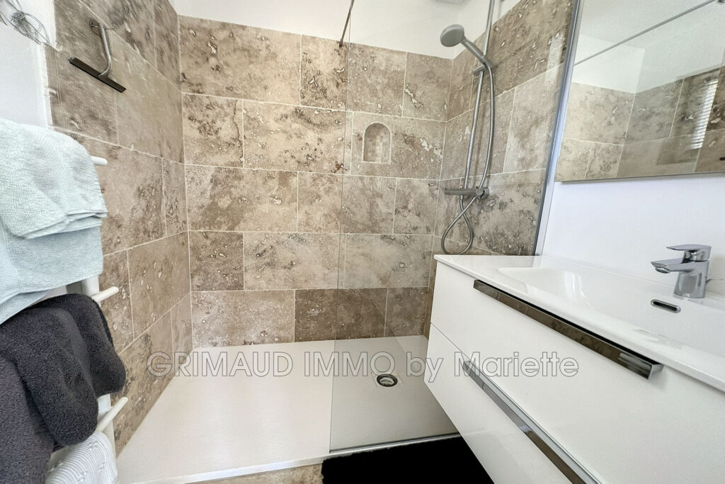 Charmante maison avec piscine et studio, vue dégagée en campag – 5 pièces – 3 chambres – 132.00 m²