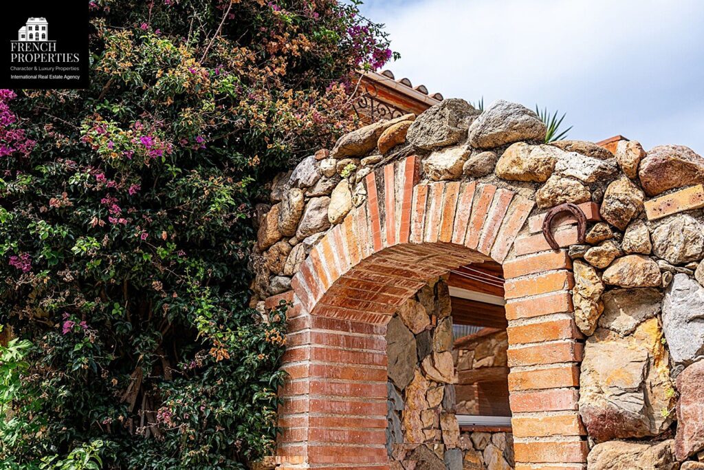 Maison – 8 pièces – 4 chambres – 231 m²