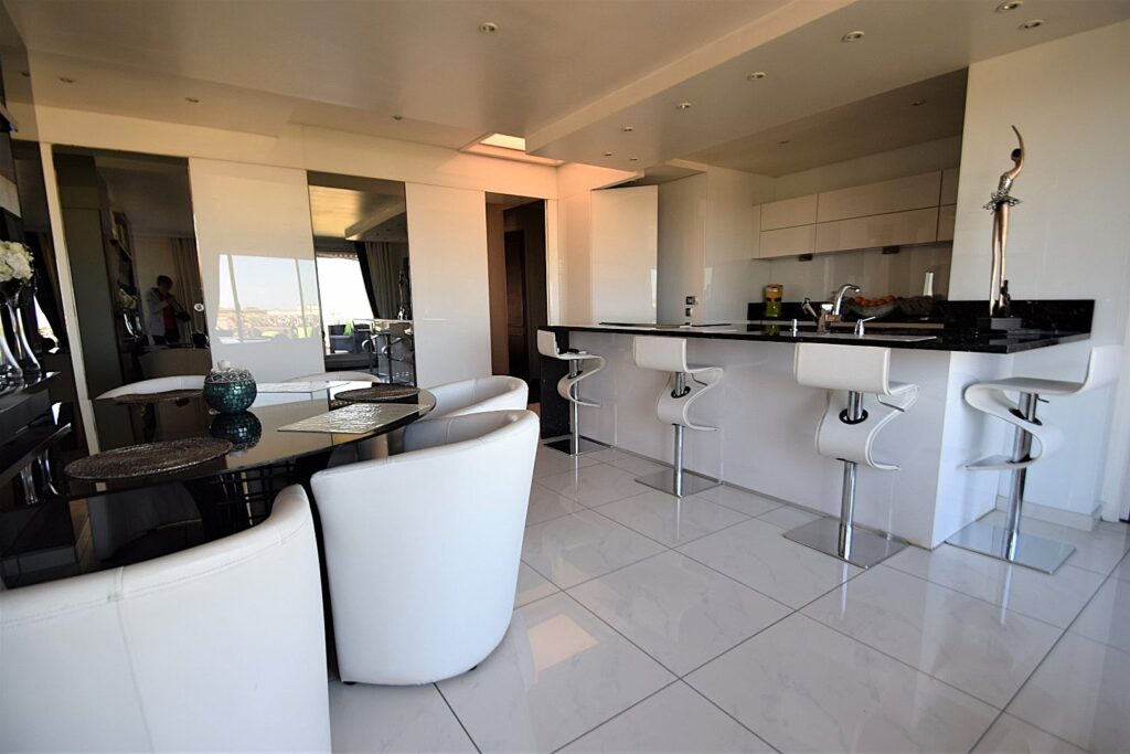 Appartement terrasse – 4 pièces – 2 chambres – 138 m²