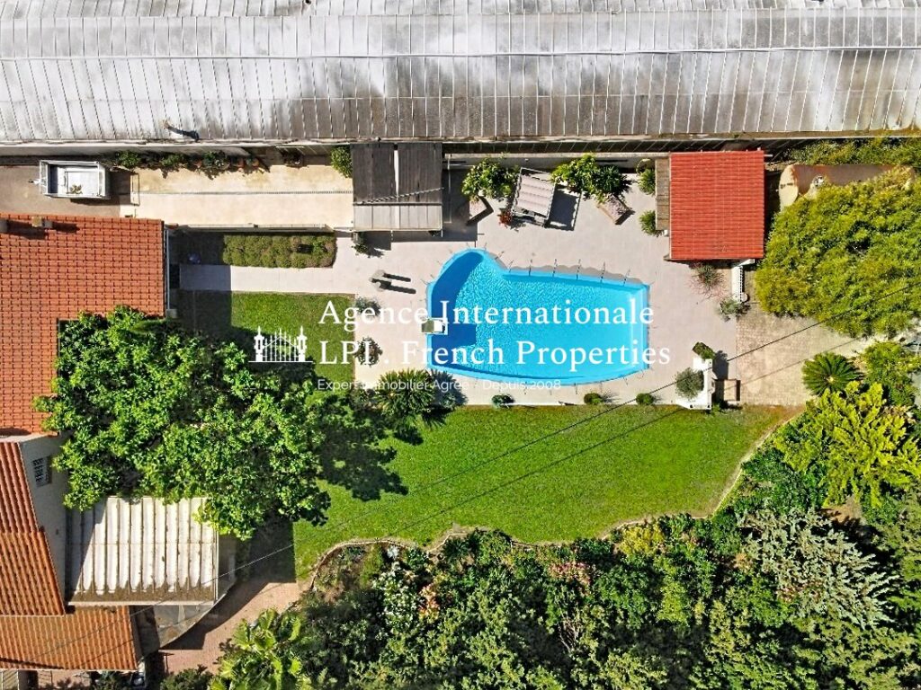 Maison – 11 pièces – 7 chambres – 194 m²