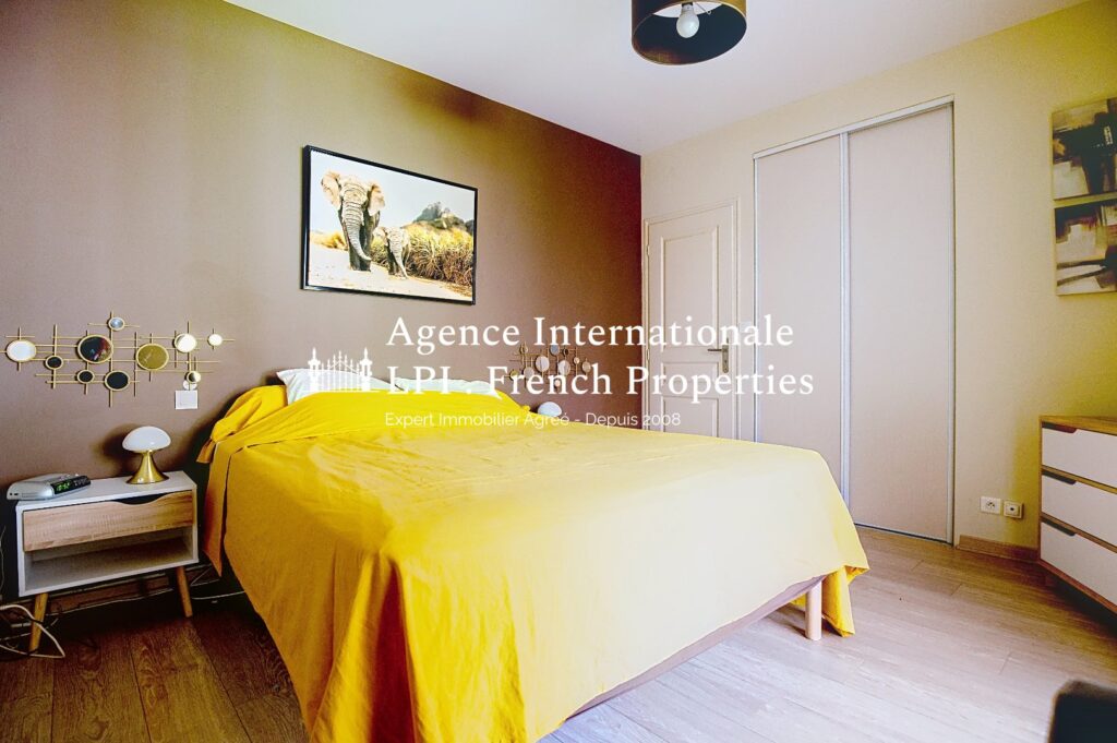 Maison – 11 pièces – 7 chambres – 194 m²