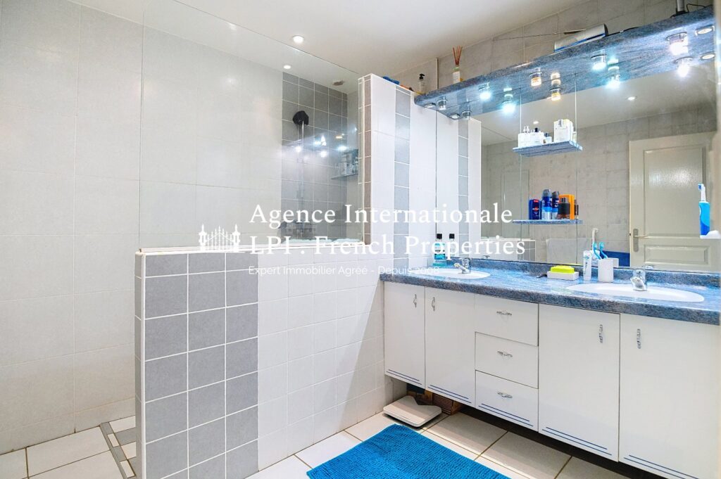 Maison – 11 pièces – 7 chambres – 194 m²