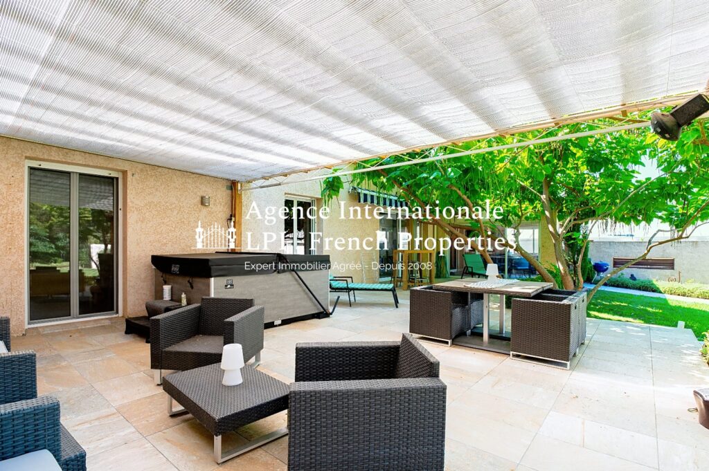 Maison – 11 pièces – 7 chambres – 194 m²