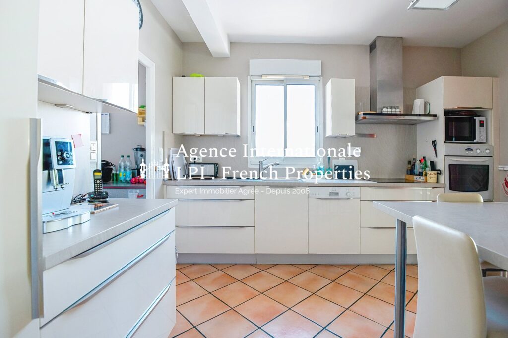 Maison – 11 pièces – 7 chambres – 194 m²