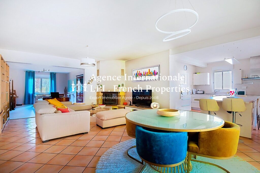 Maison – 11 pièces – 7 chambres – 194 m²