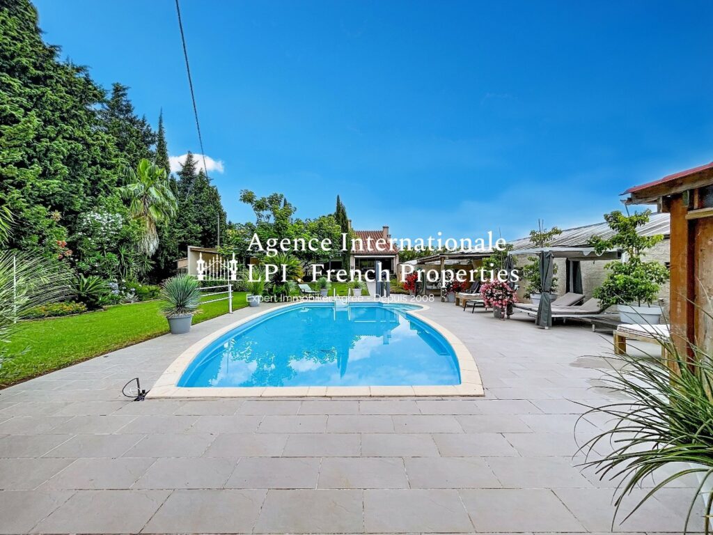 Maison – 11 pièces – 7 chambres – 194 m²