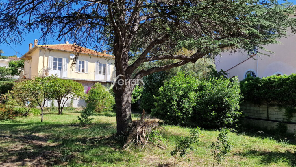 A vendre, Ste Maxime, maison composée de 2 appartements  – 6 pièces – 4 chambres – 150.35 m²