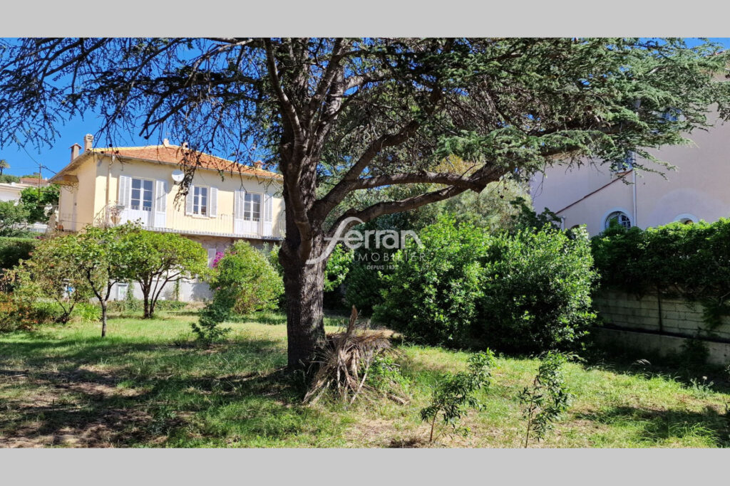 A vendre, Ste Maxime, maison composée de 2 appartements  – 6 pièces – 4 chambres – 150.35 m²