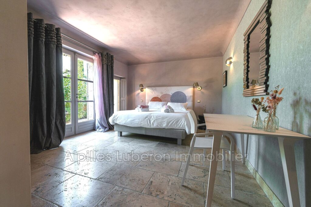 location saisonnière maison de village 10 Pièce(s) – 10 pièces – 5 chambres – 450.00 m²