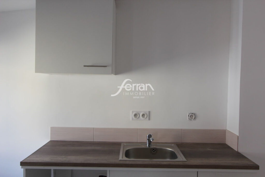 A VENDRE, IDEAL INVESTISSEUR Quatre studios au coeur du villag – 4 pièces – 4 chambres – 94.00 m²