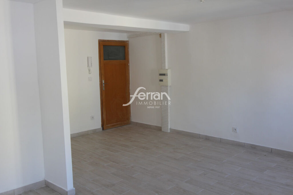 A VENDRE, IDEAL INVESTISSEUR Quatre studios au coeur du villag – 4 pièces – 4 chambres – 94.00 m²