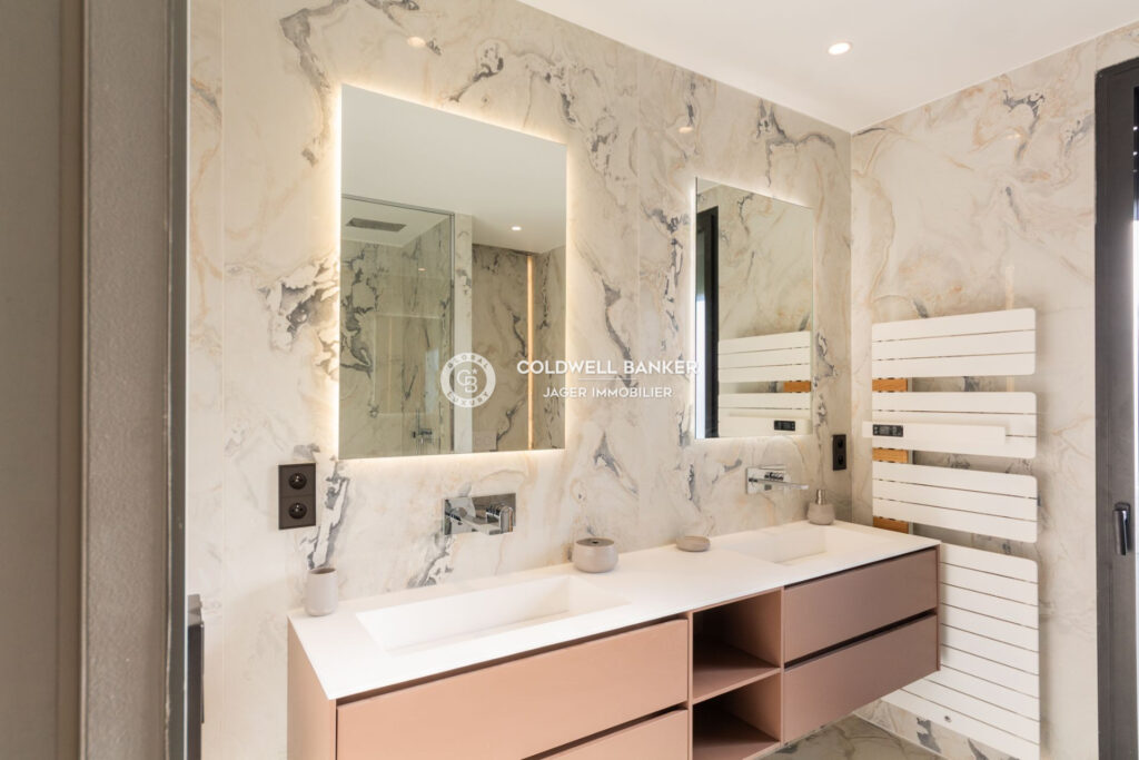 Sainte-Maxime La Nartelle. A pied de la plage, villa contempor – 6 pièces – 4 chambres – 300.00 m²