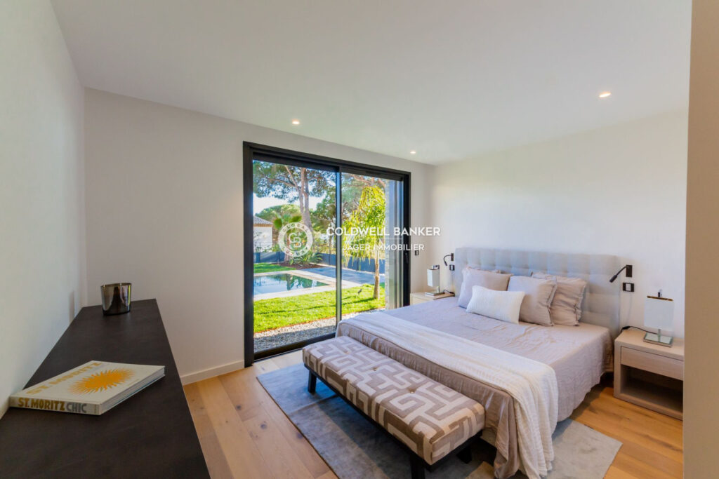 Sainte-Maxime La Nartelle. A pied de la plage, villa contempor – 6 pièces – 4 chambres – 300.00 m²