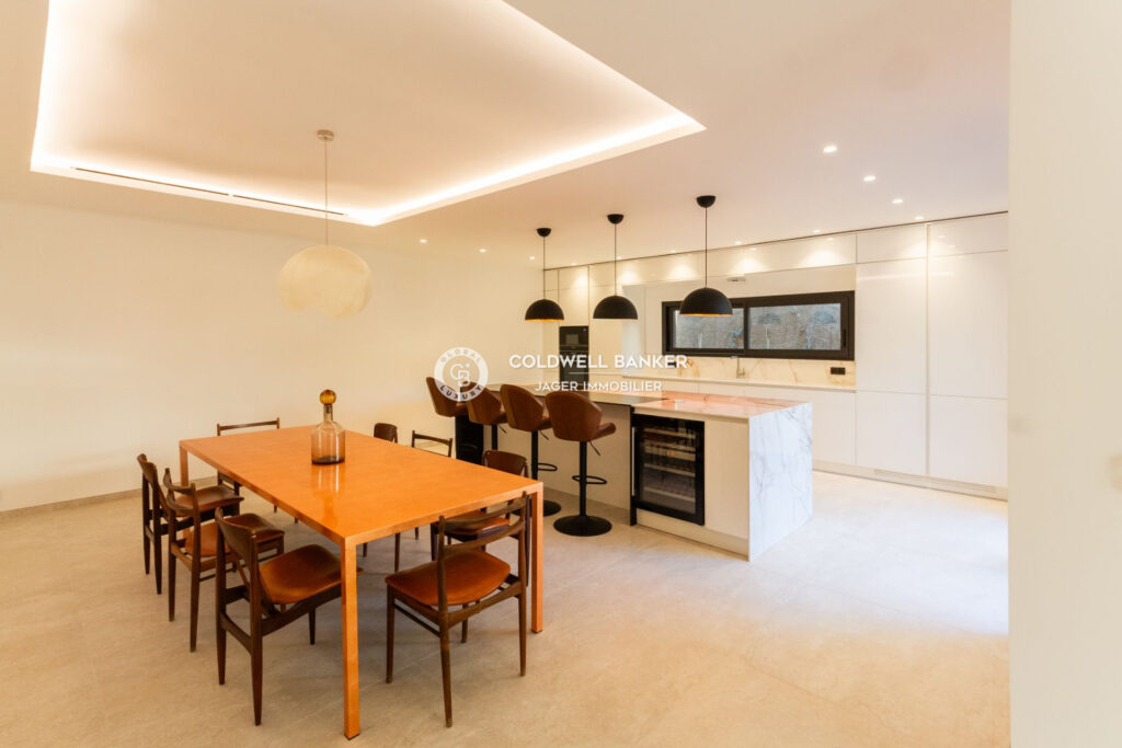 Sainte-Maxime La Nartelle. A pied de la plage, villa contempor – 6 pièces – 4 chambres – 300.00 m²