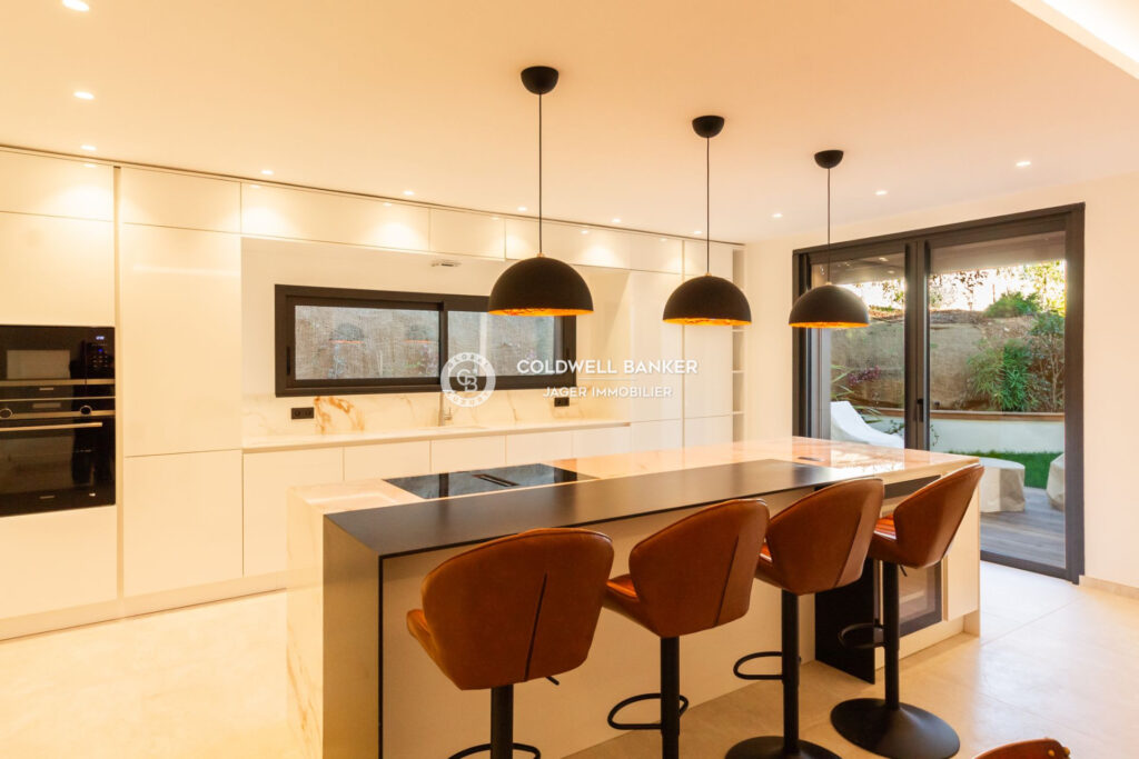 Sainte-Maxime La Nartelle. A pied de la plage, villa contempor – 6 pièces – 4 chambres – 300.00 m²