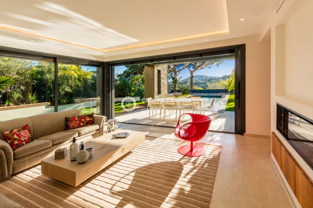 Sainte-Maxime La Nartelle. A pied de la plage, villa contempor – 6 pièces – 4 chambres – 300.00 m²