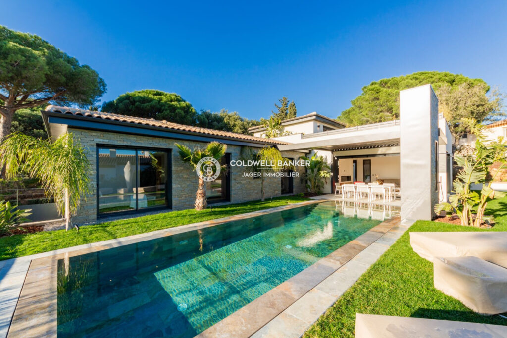 Sainte-Maxime La Nartelle. A pied de la plage, villa contempor – 6 pièces – 4 chambres – 300.00 m²