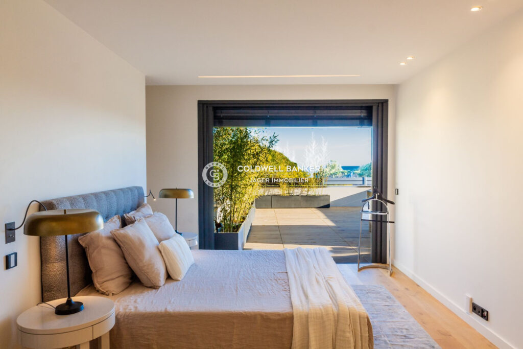 Sainte-Maxime La Nartelle. A pied de la plage, villa contempor – 6 pièces – 4 chambres – 300.00 m²